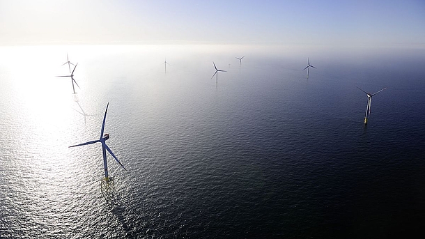 Erster deutscher Offshore-Windpark alpha ventus im Überflug.