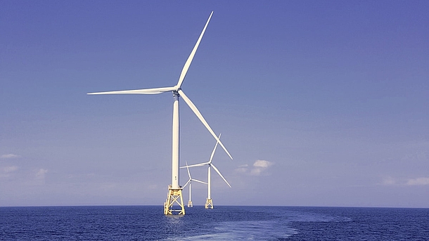 Blick aus der Nähe auf Offshore-Windenergieanlagen