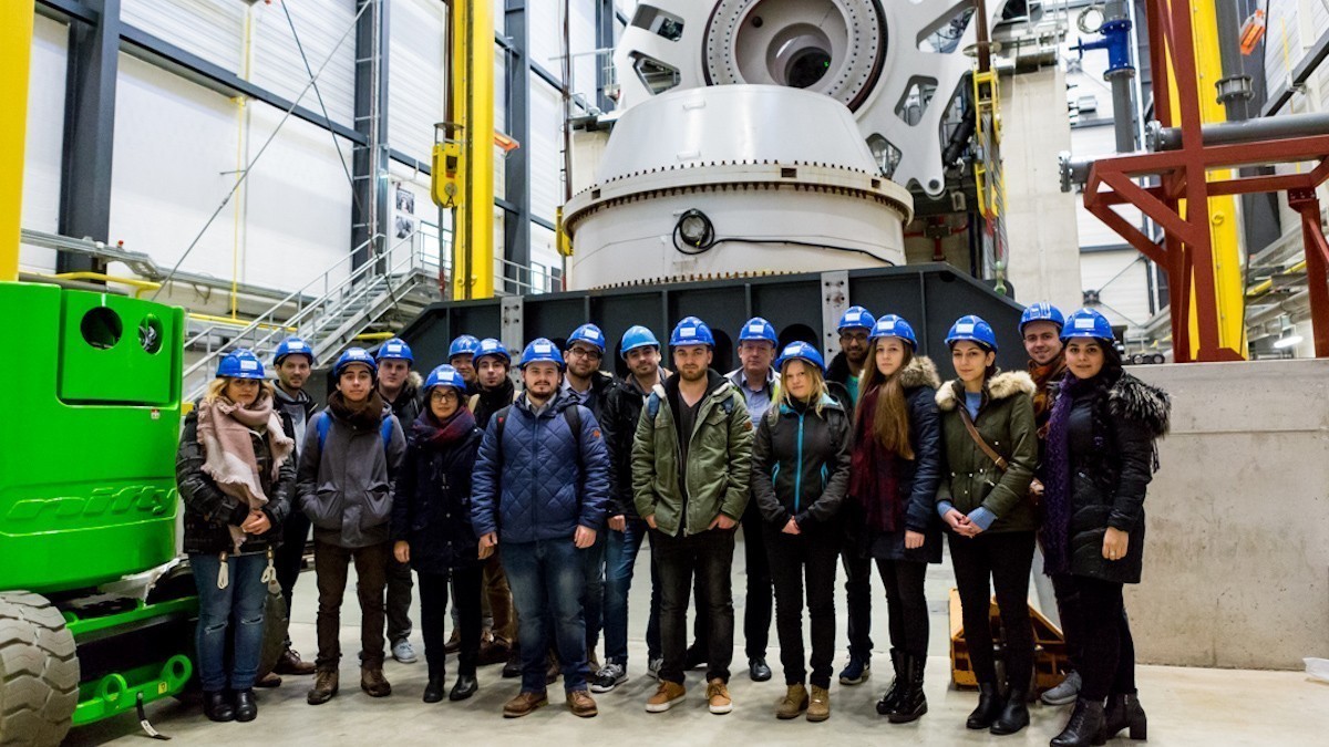 Gruppe der Studierenden im Gondelprüfstand "Dynalab" des Fraunhofer IWES in Bremerhaven